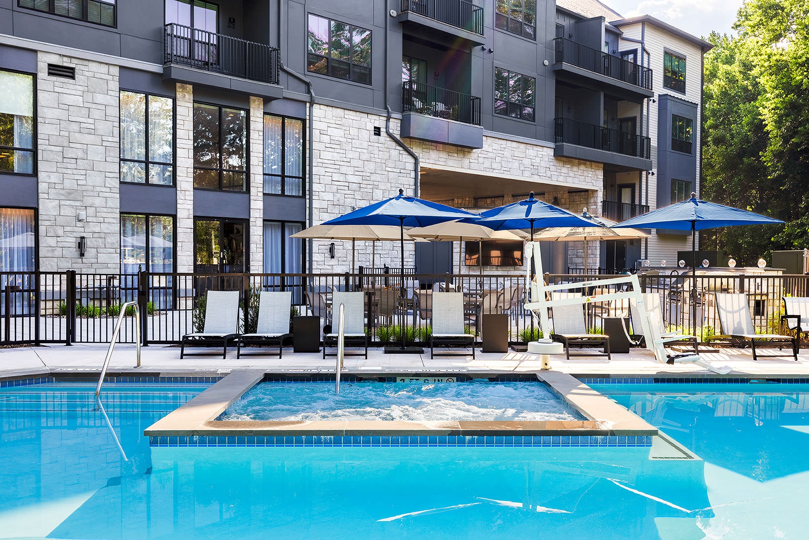 Resort-style swimming pool pool and jacuzzi